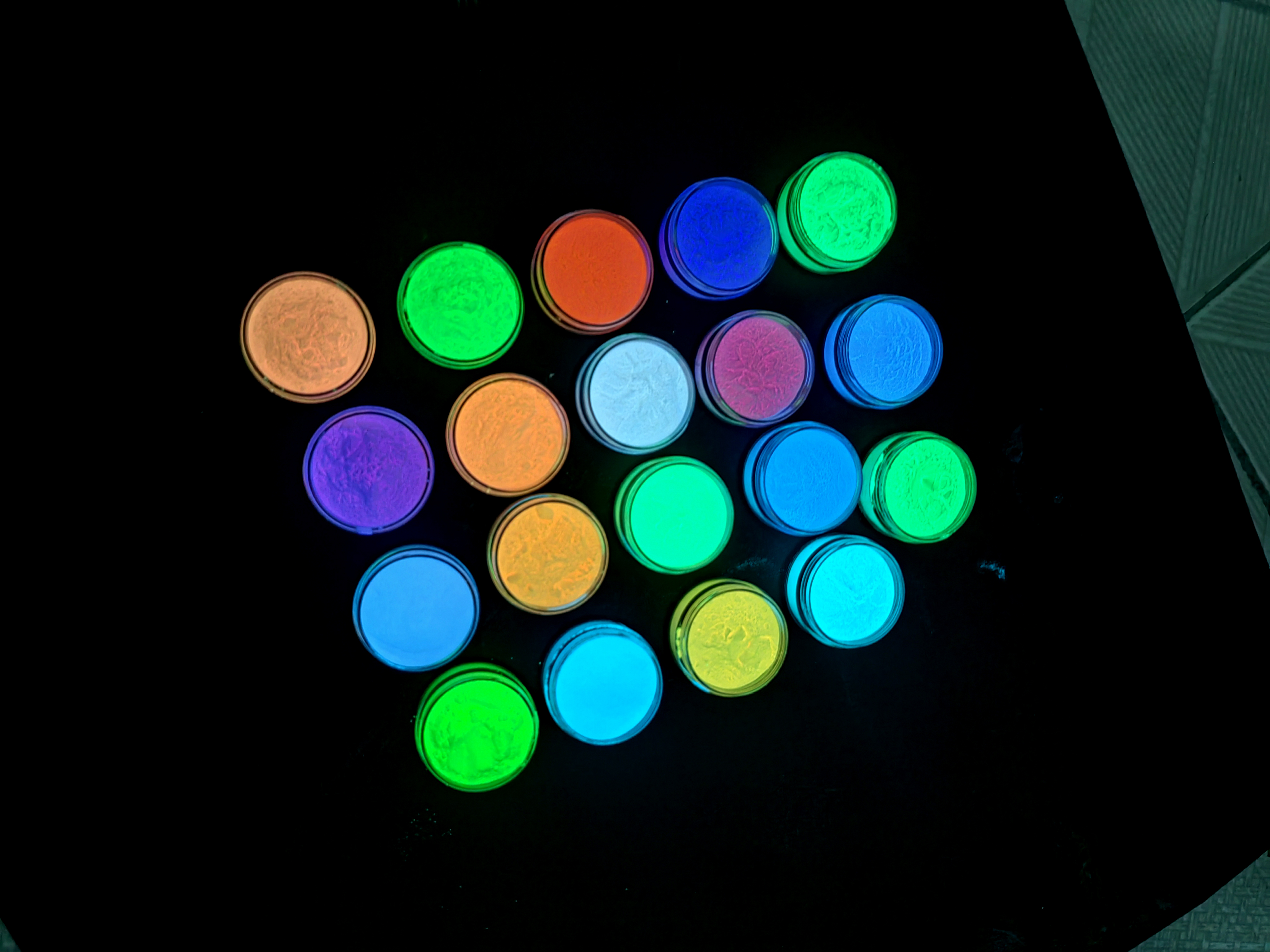 Glow pigment sample containers